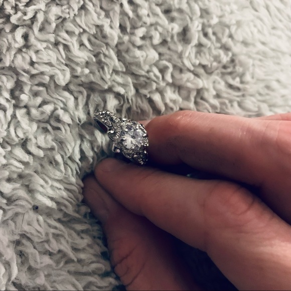 Beautiful Diamond ring. - Picture 10 of 11